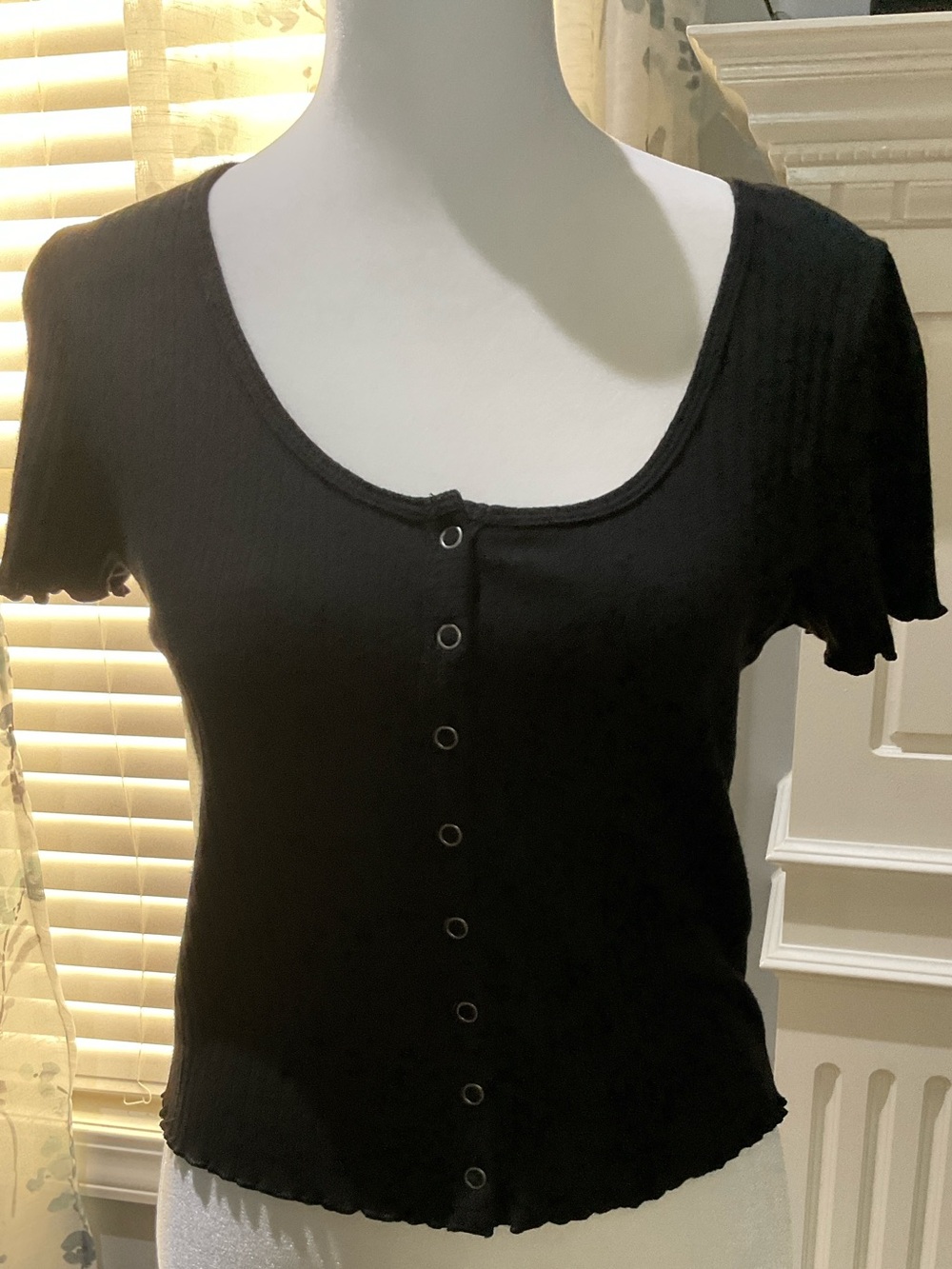 American Eagle Outfitters Black Ribbed Snap Front Scoop Neck Cropped Top
